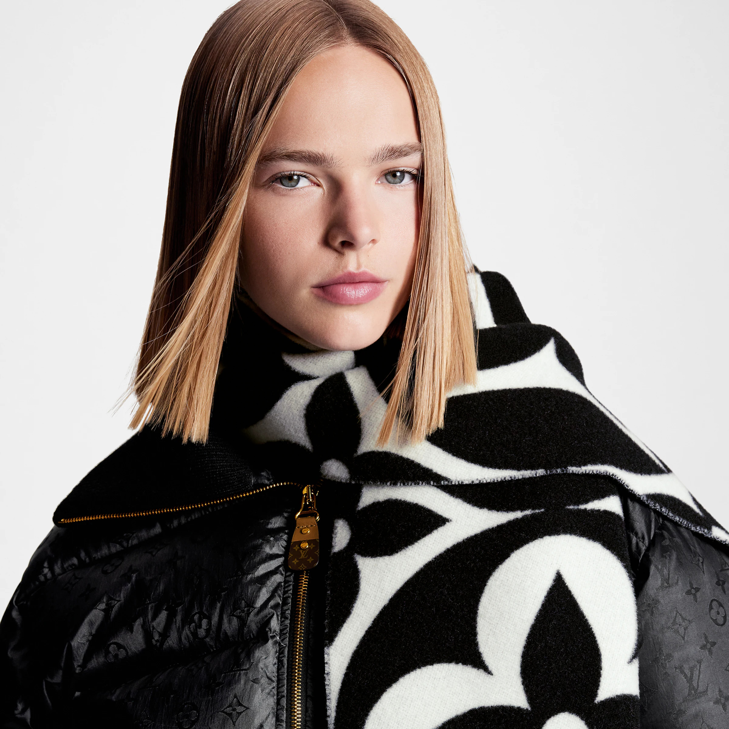 Louis Vuitton Black M79212 FLIGHT MODE LV Medallion Scarf Louis Vuitton Black M79212 FLIGHT MODE LV Medallion Scarf