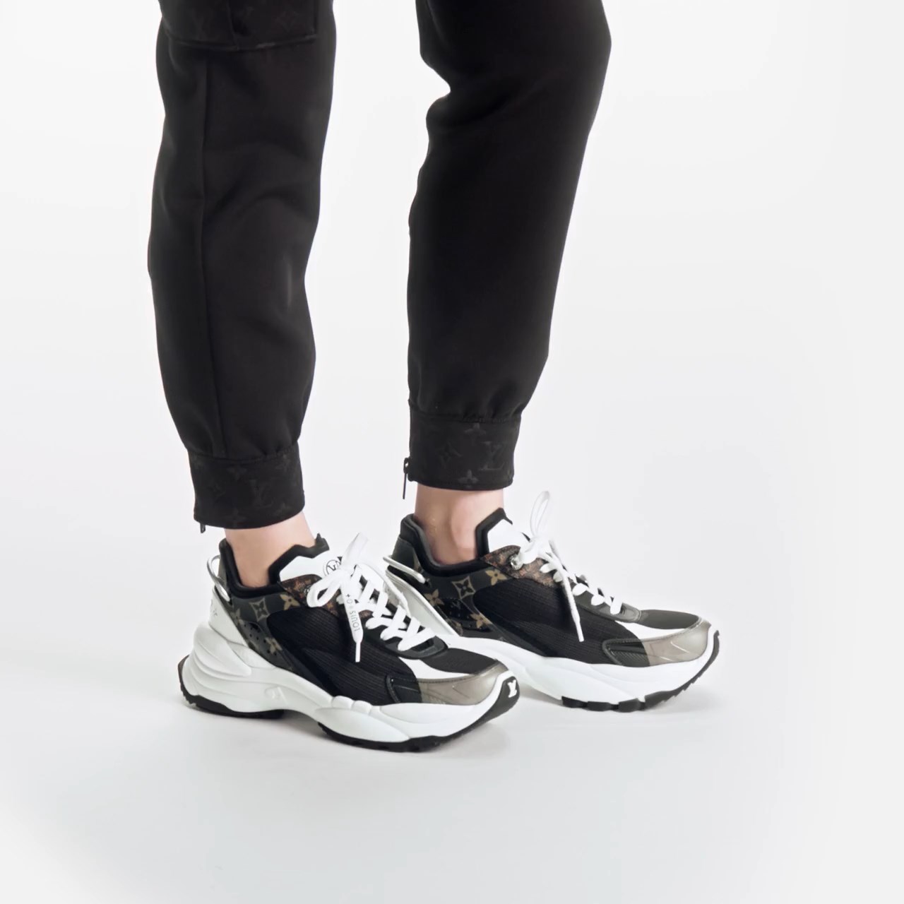 Louis Vuitton LV Run 55 Sneaker Monogram Flowers Black 1AAP5D Louis Vuitton LV Run 55 Sneaker Monogram Flowers Black 1AAP5D