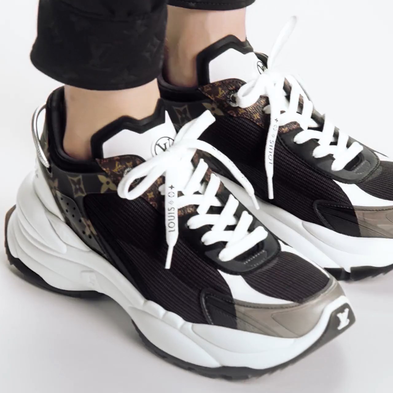 Louis Vuitton LV Run 55 Sneaker Monogram Flowers Black 1AAP5D Louis Vuitton LV Run 55 Sneaker Monogram Flowers Black 1AAP5D